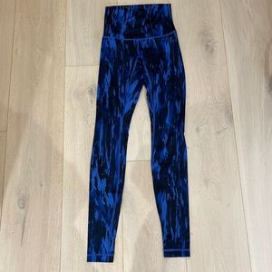 LULU LEMON LEGGING - Blue and Black tie dye size 4